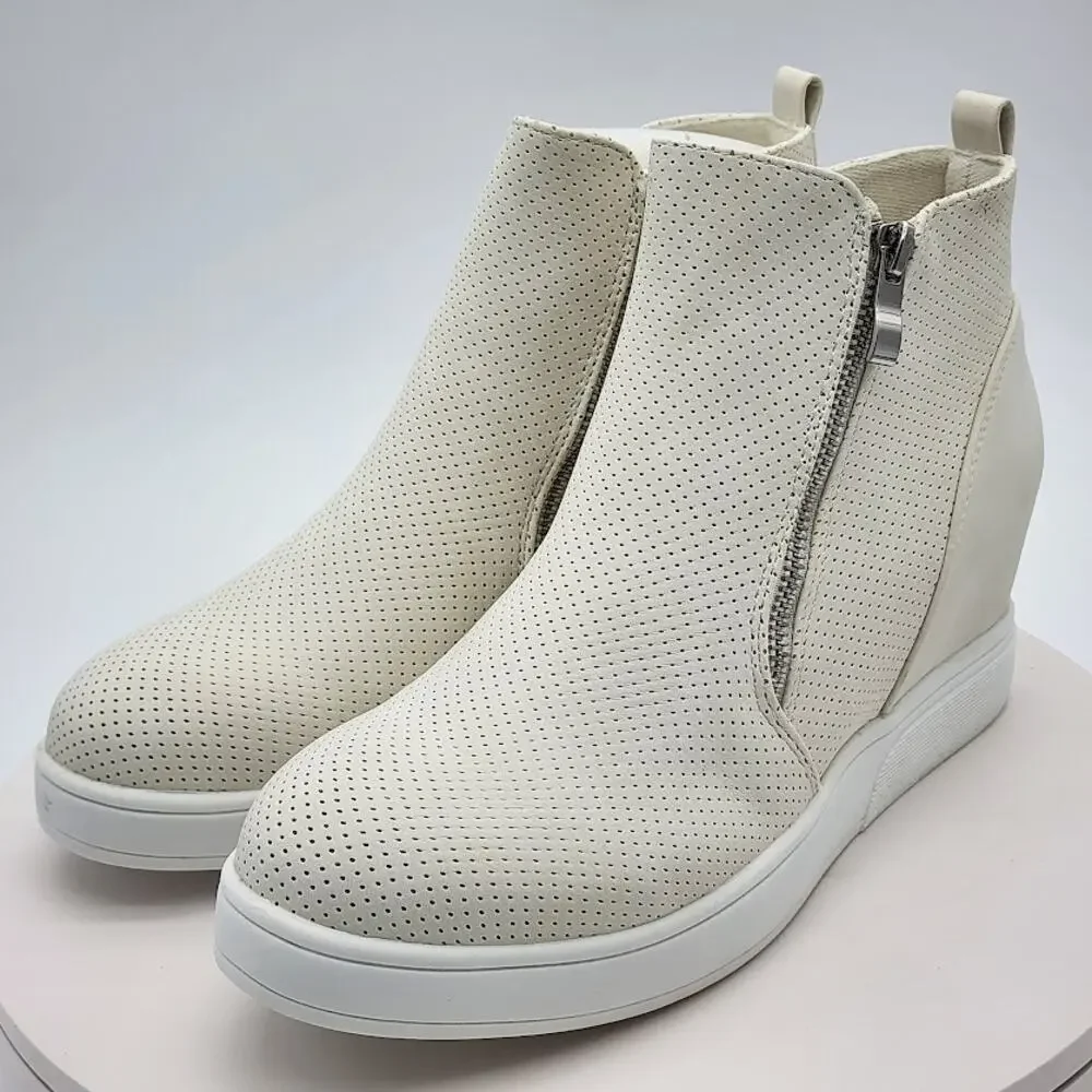 NEW Journee Collection Pennelope Ivory Wedge Sneakers Women's Size 10 Side Zip